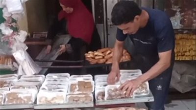 قصة أم وأبنائها يساندون زوجها في مشروع صغير للمخبوزات ببورسعيد: نفسي يبقى عندنا مخبز كبير| بث مباشر
