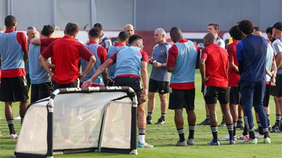 بعثة الأهلي تتحرك إلى ملعب مباراة صن داونز في جنوب إفريقيا