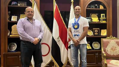 هشام حطب يكرم كرم جابر بعد حصوله على ذهبية العالم للرواد للمصارعة