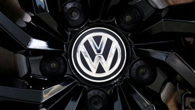 أسهم فولكس فاجن الألمانية تهوى بعد تخفيض هامش الربح