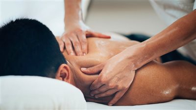 يقدم ساقطات للرذيلة.. القبض على مالك نادٍ صحي مشبوه بالشيخ زايد