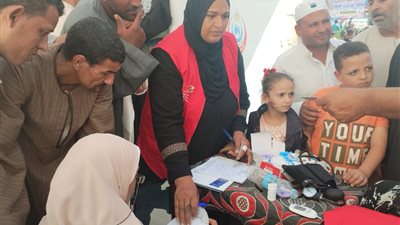 توقيع الكشف على 900 مواطن في قافلة طبية مجانية بـ قرية مطرطارس في الفيوم
