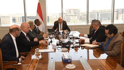 وزير الإسكان يتابع موقف تكثيف العمالة والمعدات بمشروعات تطوير الصرف الصحي بالمقطم