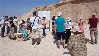 وفد سياحي من البرتغال يزور المناطق الأثرية بالمنيا