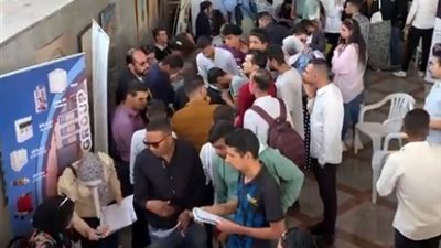 زحام كبير للشباب من الجنسين على ملتقى التوظيف بالإسماعيلية | بث مباشر 
