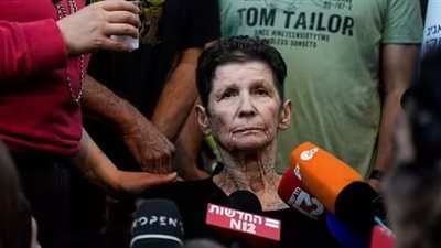 الأسيرة الإسرائيلية بعد إفراج حماس عنها: أكدوا لنا أنهم يؤمنون بالقرآن وتلقينا معاملة حسنة ورعاية صحية