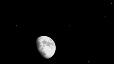 يشاهد بالعين المجردة.. القمر الأحدب يقترن بسيد الخواتم ليلًا