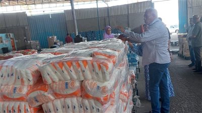 بغرض احتكارها.. ضبط 60 طن سلع غذائية داخل مخزن بالمرج