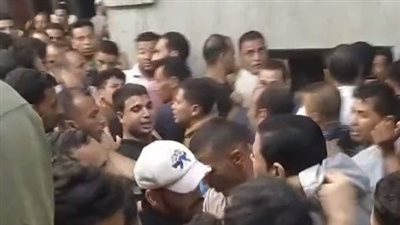 انهيار أسرة الميكانيكي المقتول خلال تشييع جثمانه بالمنوفية | بث مباشر 