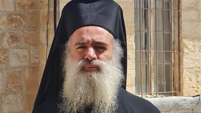 يعاملون بوحشية وهمجية غير مسبوقة.. مطران القدس يستغيث: أنقذوا أهل غزة 