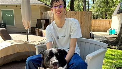 الصديق الوفي.. كلب ينقذ حياة صاحبه بعد إصابته بسكتة دماغية