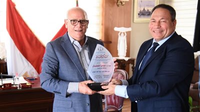 خط الدفاع الأول ضد الأمراض.. محافظ بورسعيد يلتقي مدير عام الحجر الصحي