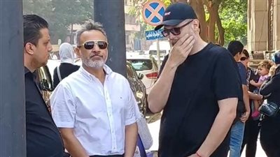 غياب كريم وانهيار الأسرة.. أبرز لقطات جنازة خال محمد محمود عبد العزيز