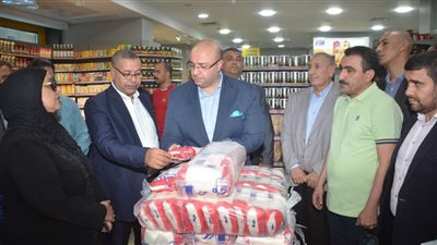 محافظ بني سويف يتفقد الأسواق للاطمئنان على توافر السلع المخفضة