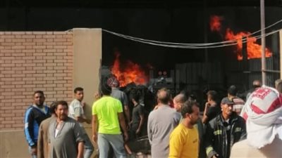 حريق داخل محزن كرتون ومواسير بالمنطقة الصناعية بأكتوبر | صور