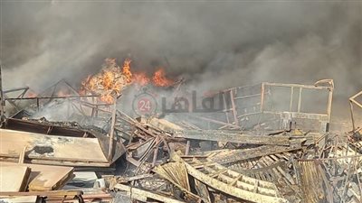 الدفع بـ 15 سيارة إطفاء لمحاولة السيطرة على حريق مخزن كرتون بالمنطقة الصناعية بأكتوبر