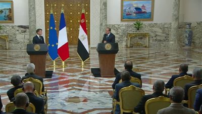 السيسي لـ ماكرون: تهجير الفلسطينيين من غزة أمر شديد الخطورة ولن تسمح به مصر