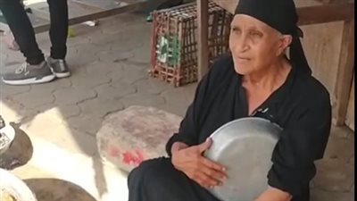 قصة كفاح سيدة مسنة تعمل في بيع السمك بالمنوفية: بكسب 50 جنيه أحسن ما أخد جنيه من حد| بث مباشر 