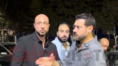 عمرو يوسف أول الحضور بعزاء المطرب محمد رؤوف صاحب أغنية اللي تعبنا سنين في هواه |صور