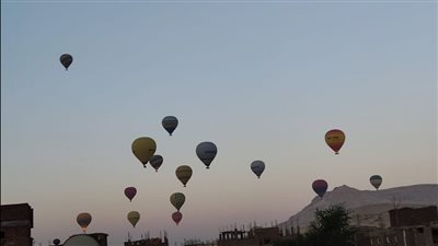 انطلاق 45 رحلة بالون طائر تقل 1260 سائحًا بسماء الأقصر