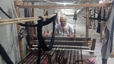 الشباب رافض يشتغلها.. الفركة صناعة فرعونية تتحدى الاندثار بسواعد كبار السن بقنا: عشرة عمرنا