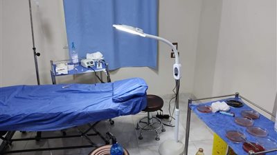 ضبط طالبة تمريض وخريج دبلوم خلال إجرائهما جراحة زرع شعر داخل مركز طبي بالدقهلية 