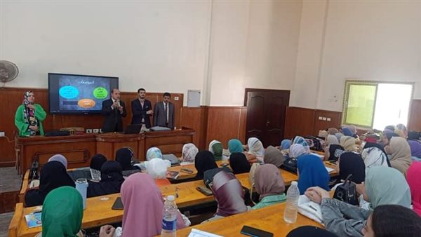 جانب من الندوة 