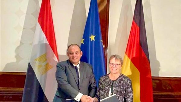 وزير الصناعة ونظيرته