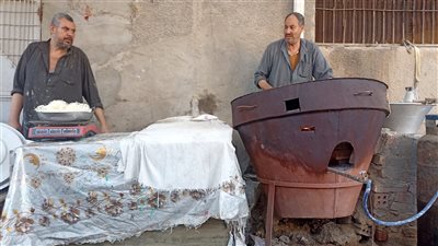 عم سيد وشقيقه محمد أشهر صانعي كنافة بلدي ببني سويف: وارثينها عن جدودنا| صور وفيديو 