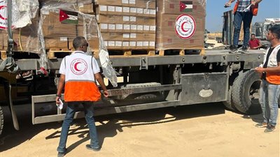 الهلال الأحمر المصري يسلم نظيره الفلسطيني الدفعة الخامسة من المساعدات العاجلة