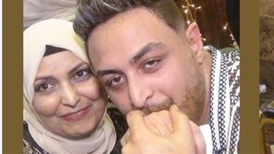 نجل سمسم شهاب ينشر صورًا له مع والدته ويودعها: أنا بموت من غيرك يا أمي