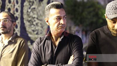سمسم شهاب ينهار باكيا في عزاء زوجته