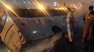 بسبب السرعة الزائدة.. انقلاب أتوبيس أمام بوابة كمبوند في القاهرة الجديدة