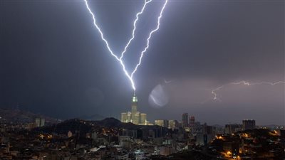 سحب رعدية وإشارات برق.. تحذير عاجل من الأرصاد لسكان هذه المناطق