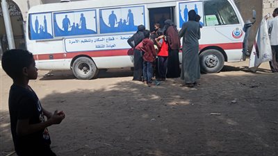 الكشف على 1100 مواطن في قافلة طبية مجانية بقرية العزب بقنا