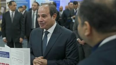 وسط الشباب.. السيسي يجري جولة تفقدية بالمعرض الدولي للصناعة