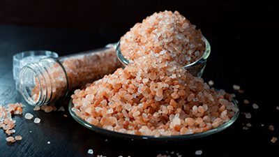 يحافظ على ارتفاع ضغط الدم.. تعرف على فوائد وأضرار ملح الهيمالايا 