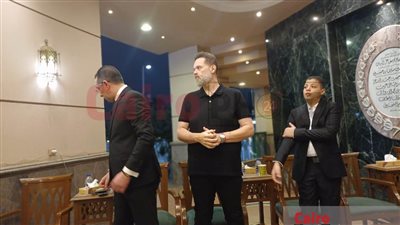 محمد محمود عبد العزيز يستقبل المعزين في وفاة خاله |صور