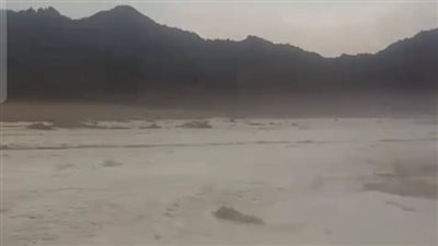 سيول شديدة بمحافظة البحر الأحمر تقطع الطريق بين قنا وسفاجا | صور