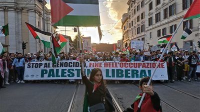 إسرائيل قاتلة ومجرمة وإرهابية.. هتافات مناهضة لتل أبيب في وقفة تضامنية مع فلسطين بإيطاليا