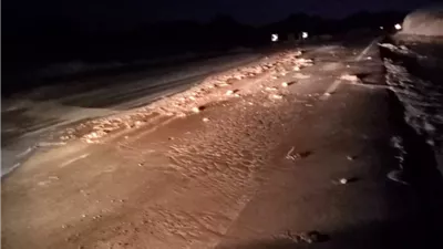 هيئة الطرق تدفع بفريق من المهندسين لإزالة آثار السيول بطريق سفاجا - قنا 