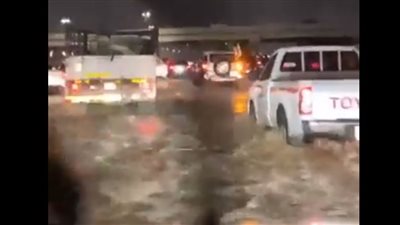 سيول تضرب جدة.. أمطار شديدة وإغلاق الطرق بعدة مناطق