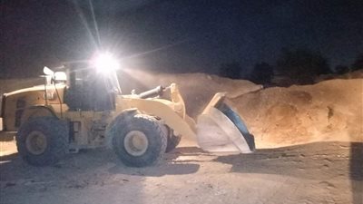 استعدادات بقنا تحسبًا لسيول جبال البحر الأحمر.. وتدعيم مخرات السيول بالكيلو 6 بالمعدات | صور