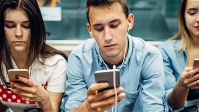 دراسة: 42% من البريطانيين يعانون الخوف من الابتعاد عن الهاتف