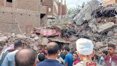 مصرع وإصابة 9 أشخاص في انهيار منزل بسوهاج.. وأحد الجيران: مبني من 35 سنة بدون عمدان | بث مباشر