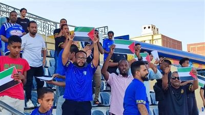 جماهير أسوان ترفع أعلام فلسطين مع بداية مباراة فريقهم وغزل المحلة