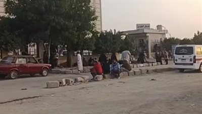 أسر ضحايا حادث الطريق الصحراوي ينتظرون أمام المستشفى لاستلام جثامين ذويهم | بث مباشر