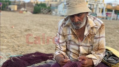 قصة عم علي العشري مع الصيد في بورسعيد: مهنة عاوزه الصبر.. وبشتغل فيها من 60 سنة| صور وفيديو 
