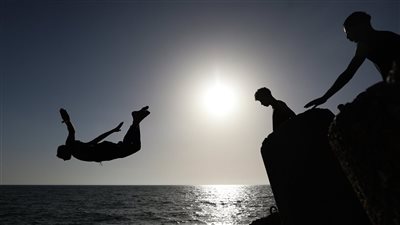 كان راكب المعدية.. شاب يلقى بنفسه داخل المجري الملاحي لقناة السويس.. وآخر يفشل في إنقاذه| بث مباشر 