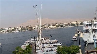 طقس مشمس وأجواء مستقرة.. السياح يستمتعون على كورنيش الأقصر | بث مباشر